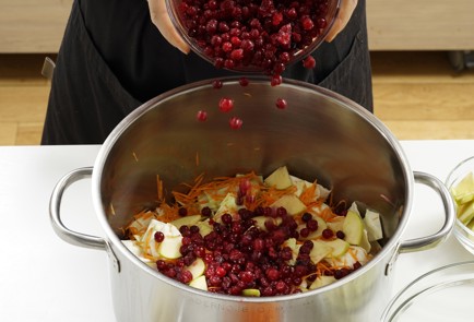 Фото шага рецепта Капуста провансаль с яблоками и клюквой 152699 шаг 7