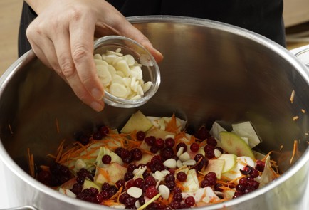 Фото шага рецепта Капуста провансаль с яблоками и клюквой 152699 шаг 8