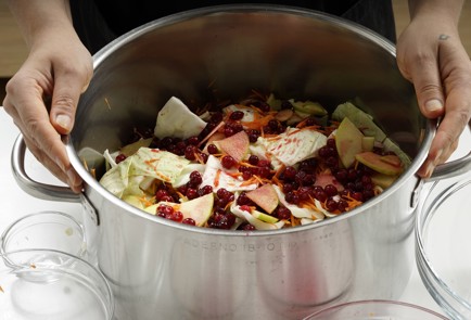 Фото шага рецепта Капуста провансаль с яблоками и клюквой 152699 шаг 9