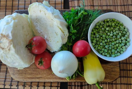 Фото шага рецепта Капуста тушенная с помидором перцем и молодым горошком 174281 шаг 1  