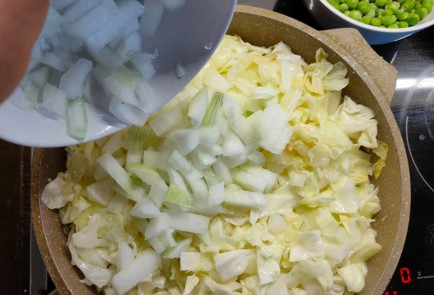 Фото шага рецепта Капуста тушенная с помидором перцем и молодым горошком 174281 шаг 10  