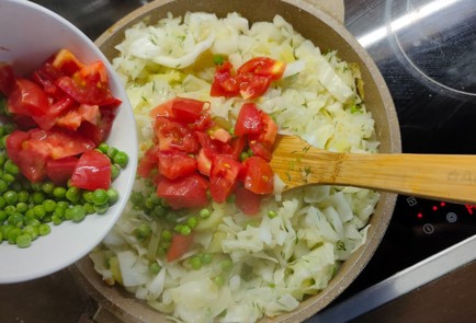 Фото шага рецепта Капуста тушенная с помидором перцем и молодым горошком 174281 шаг 11  