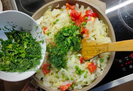 Фото шага рецепта Капуста тушенная с помидором перцем и молодым горошком 174281 шаг 12  