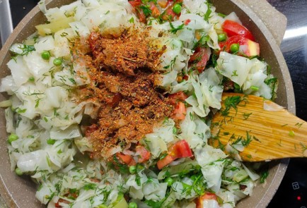 Фото шага рецепта Капуста тушенная с помидором перцем и молодым горошком 174281 шаг 13  