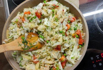 Фото шага рецепта Капуста тушенная с помидором перцем и молодым горошком 174281 шаг 14  