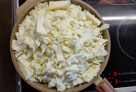 Фото шага рецепта Капуста тушенная с помидором перцем и молодым горошком 174281 шаг 4  