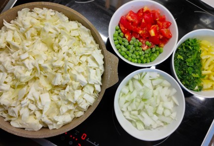 Фото шага рецепта Капуста тушенная с помидором перцем и молодым горошком 174281 шаг 9  