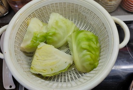 Фото шага рецепта Капуста в панировке на подушке из овощей 175088 шаг 10  