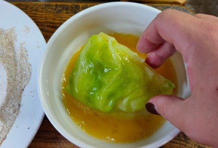 Фото шага рецепта Капуста в панировке на подушке из овощей 175088 шаг 15  