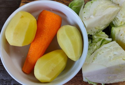 Фото шага рецепта Капуста в панировке на подушке из овощей 175088 шаг 3  