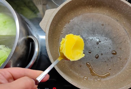 Фото шага рецепта Капуста в панировке на подушке из овощей 175088 шаг 6  