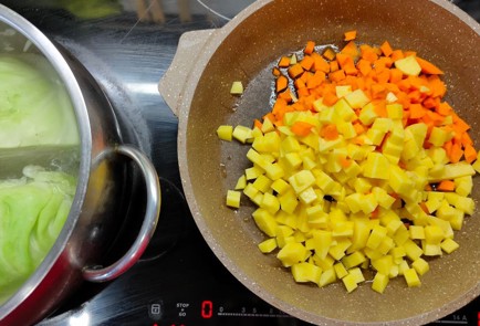 Фото шага рецепта Капуста в панировке на подушке из овощей 175088 шаг 7  