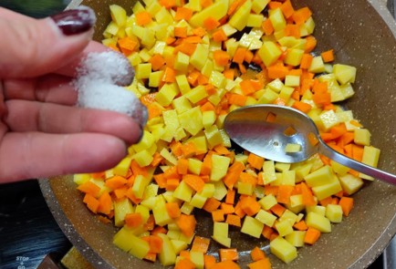 Фото шага рецепта Капуста в панировке на подушке из овощей 175088 шаг 8  