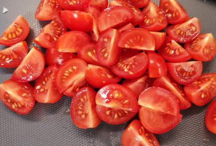 Фото шага рецепта Капустный салат с помидорами и авокадо 151998 шаг 2  