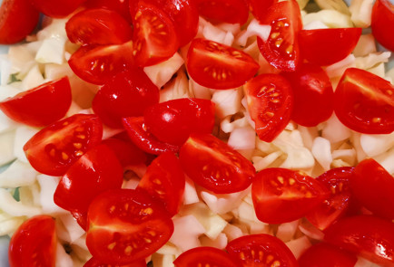 Фото шага рецепта Капустный салат с помидорами и авокадо 151998 шаг 3  