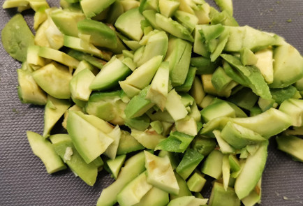 Фото шага рецепта Капустный салат с помидорами и авокадо 151998 шаг 4  