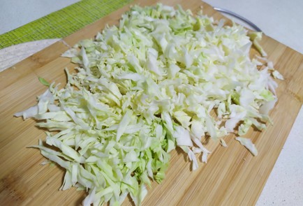 Фото шага рецепта Капустный салат с зеленым горошком и огурцом 189728 шаг 1