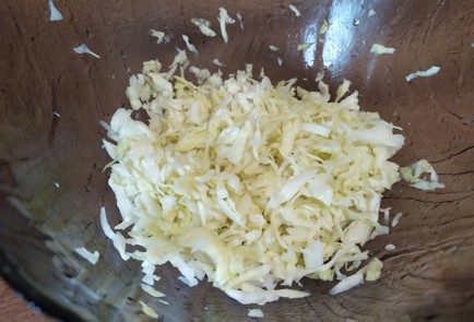 Фото шага рецепта Капустный салат с зеленым горошком и огурцом 189728 шаг 2