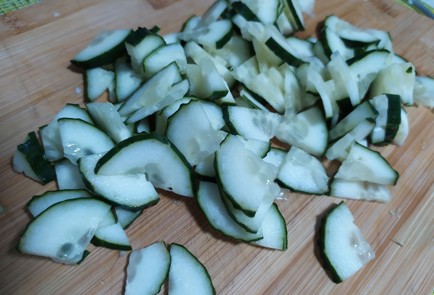 Фото шага рецепта Капустный салат с зеленым горошком и огурцом 189728 шаг 3