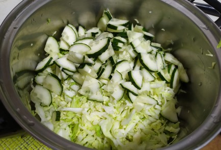 Фото шага рецепта Капустный салат с зеленым горошком и огурцом 189728 шаг 4