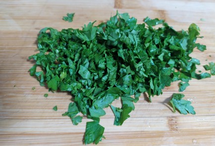 Фото шага рецепта Капустный салат с зеленым горошком и огурцом 189728 шаг 5