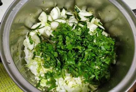 Фото шага рецепта Капустный салат с зеленым горошком и огурцом 189728 шаг 6