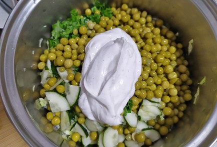 Фото шага рецепта Капустный салат с зеленым горошком и огурцом 189728 шаг 9