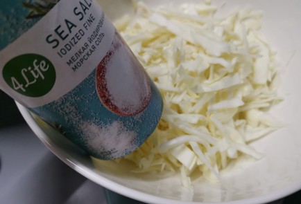 Фото шага рецепта Капустный салат 191402 шаг 2  