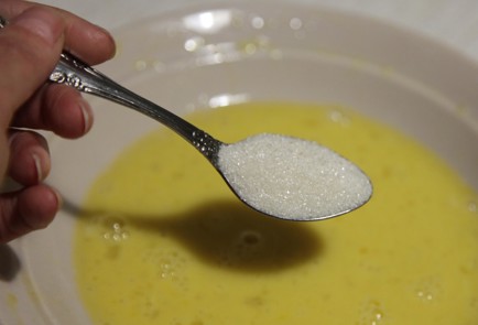 Фото шага рецепта Карамельные гренки 173370 шаг 2  