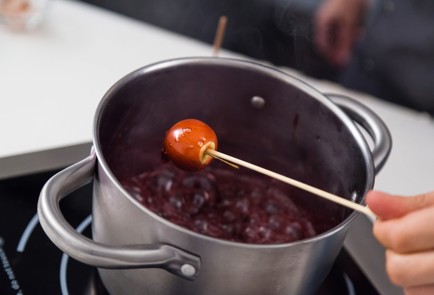 Фото шага рецепта Карамельные яблоки 80302 шаг 8