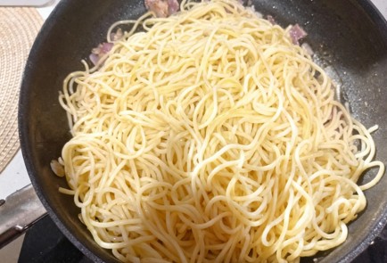 Фото шага рецепта Карбонара с беконом и сливками 191344 шаг 10  