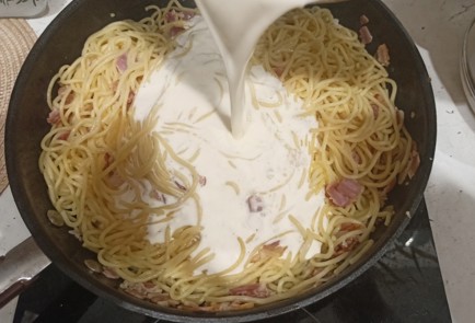 Фото шага рецепта Карбонара с беконом и сливками 191344 шаг 11  