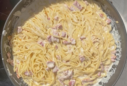 Фото шага рецепта Карбонара с беконом и сливками 191344 шаг 12  
