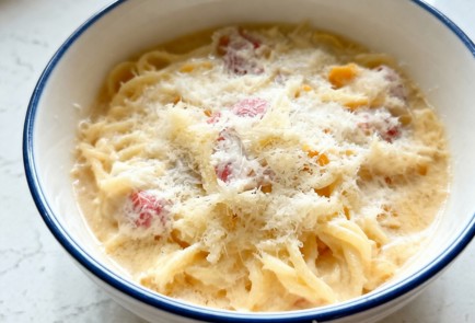 Фото шага рецепта Карбонара с беконом и сливками 191344 шаг 13  