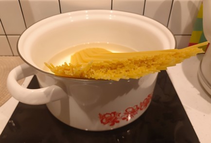 Фото шага рецепта Карбонара с беконом и сливками 191344 шаг 2  