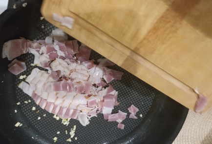 Фото шага рецепта Карбонара с беконом и сливками 191344 шаг 5  