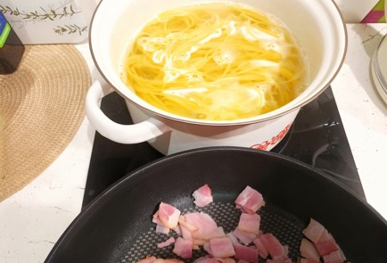 Фото шага рецепта Карбонара с беконом 191343 шаг 4