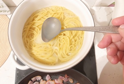 Фото шага рецепта Карбонара с беконом 191343 шаг 8