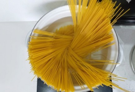 Фото шага рецепта Паста карбонара с беконом и пармезаном 192083 шаг 1  