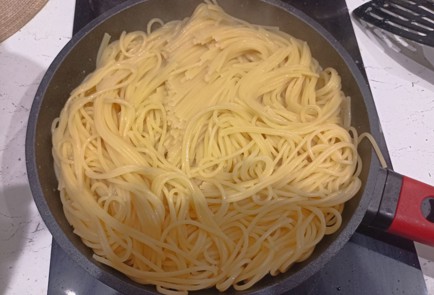 Фото шага рецепта Паста карбонара с беконом и пармезаном 192083 шаг 12  