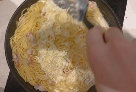 Фото шага рецепта Паста карбонара с беконом и пармезаном 192083 шаг 13  