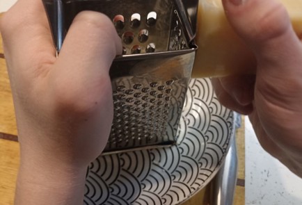 Фото шага рецепта Паста карбонара с беконом и пармезаном 192083 шаг 9  