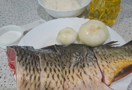 Фото шага рецепта Карп жаренный на сковороде с луком 189967 шаг 1  