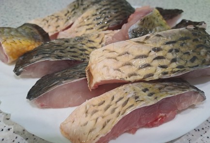 Фото шага рецепта Карп жаренный на сковороде с луком 189967 шаг 2  