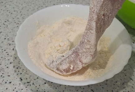 Фото шага рецепта Карп жаренный на сковороде с луком 189967 шаг 5  