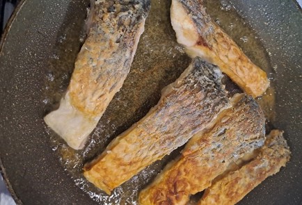 Фото шага рецепта Карп жаренный на сковороде с луком 189967 шаг 7  