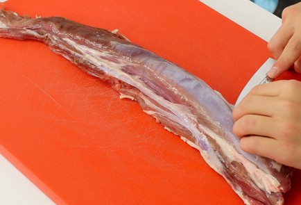 Фото шага рецепта Карпаччо из говядины с клубникой и черным жемчугом 93757 шаг 1  