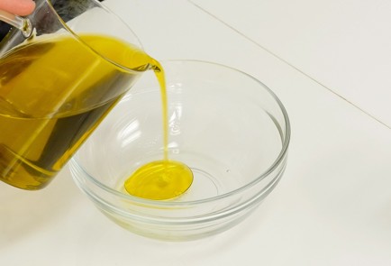 Фото шага рецепта Карпаччо из говядины с клубникой и черным жемчугом 93757 шаг 2  