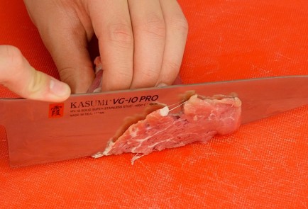 Фото шага рецепта Карпаччо из говядины с клубникой и черным жемчугом 93757 шаг 3  