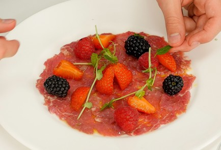 Фото шага рецепта Карпаччо из говядины с клубникой и черным жемчугом 93757 шаг 5  